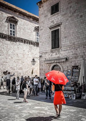 Read more about the article Dubrovnik – Frau mit rotem Schirm