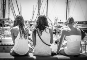 Read more about the article Junge Frauen am Hafen